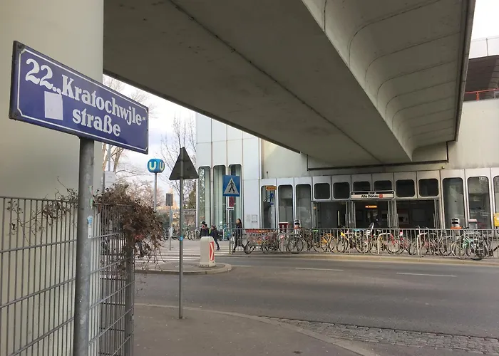 Yuki's Place - Un-vic, Danube And Subway Near To Downtown *
